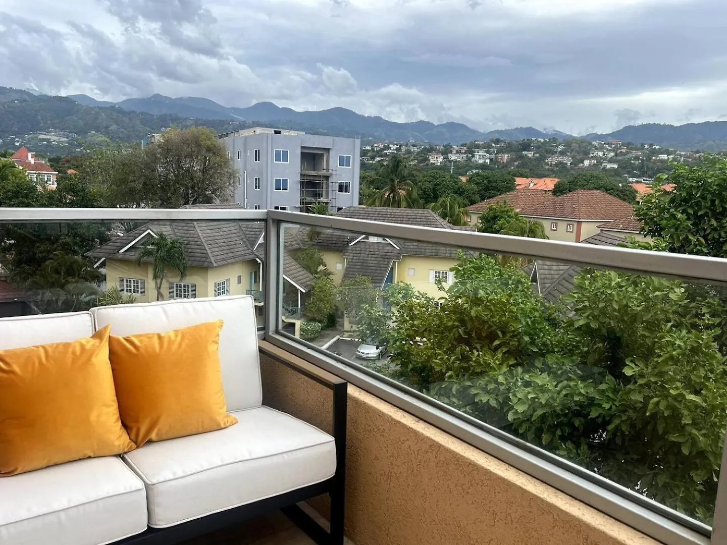 Metcalfe Luxury One Bedroom Suite Kingston Jamaica