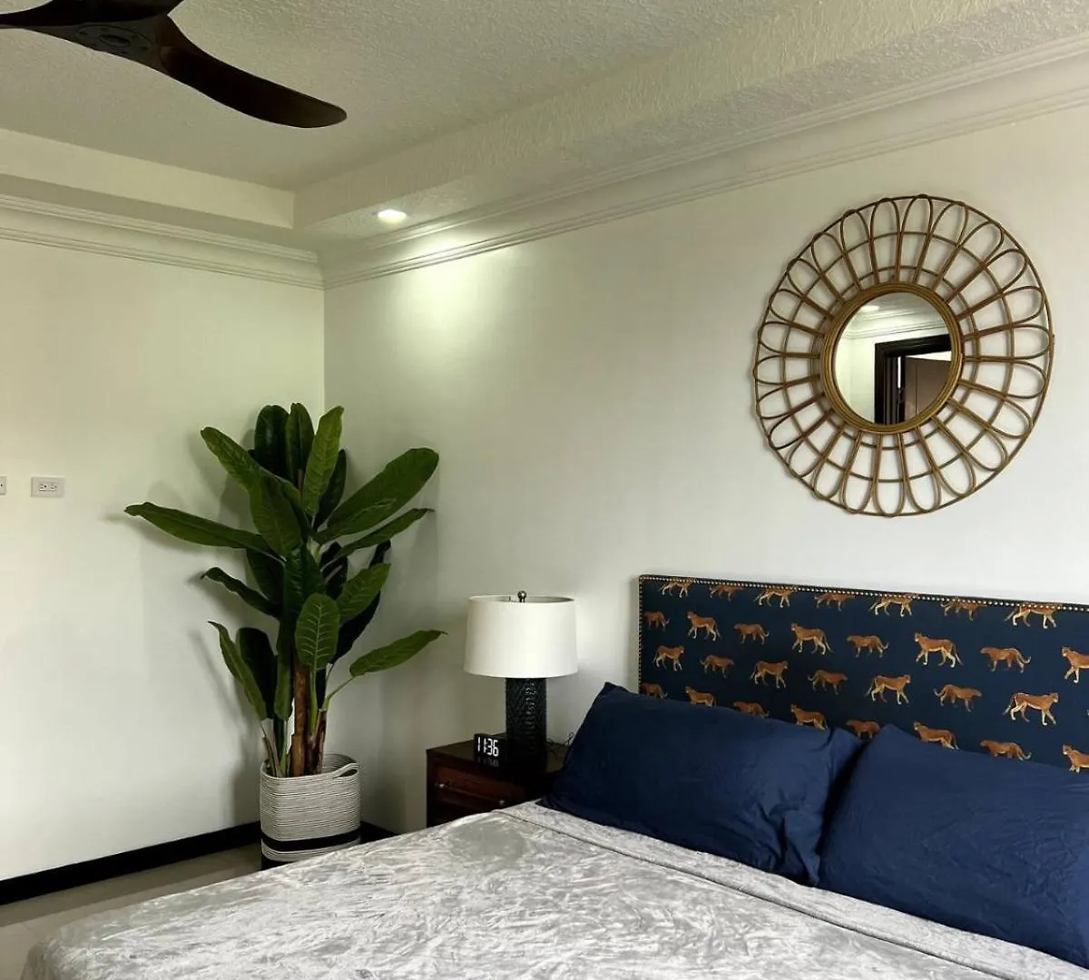 Apartment Metcalfe Luxury One Bedroom Suite Kingston